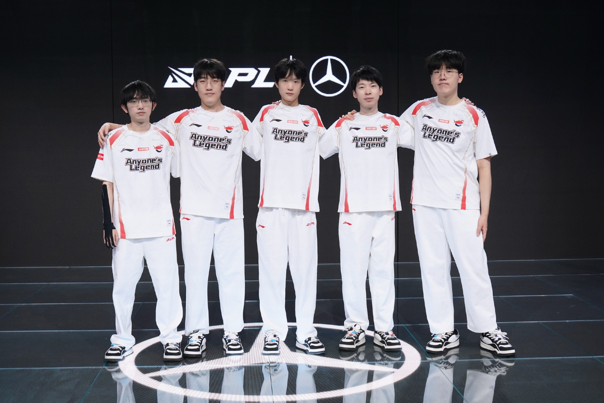 包含从JackeyLove在雄鹿比赛中势不可挡到Scout连续二十场比赛得分超过问鼎冠军，Uzi与60激战勇士分钟的词条